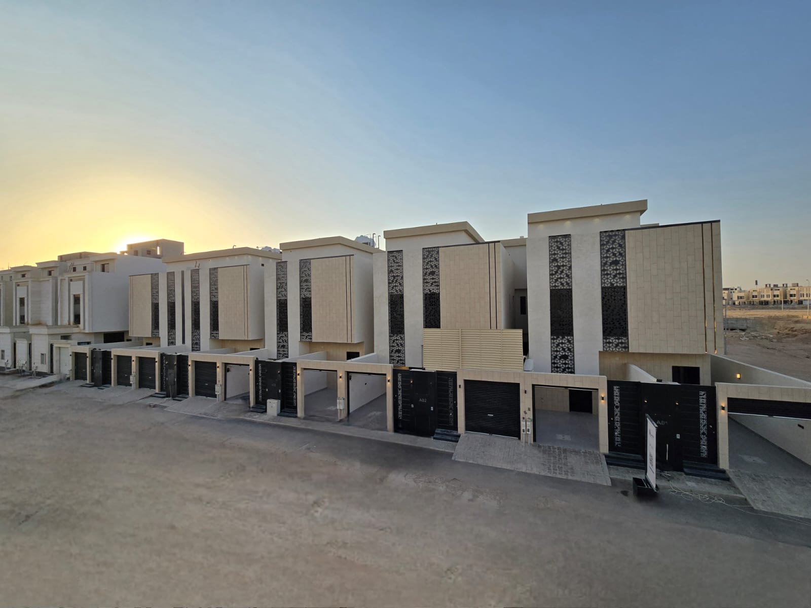صف وحدات مشروع غصون 4 عند الغروب على أطراف الرياض